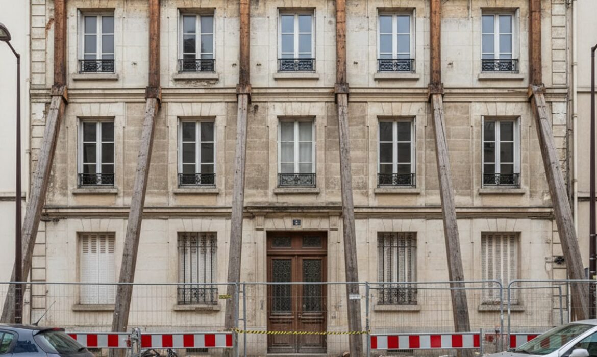 Immeuble d'habitation étayé après un arrêté de péril