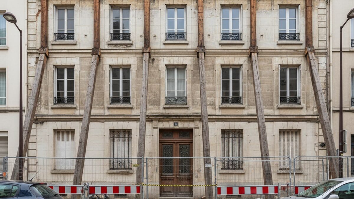 Immeuble d'habitation étayé après un arrêté de péril