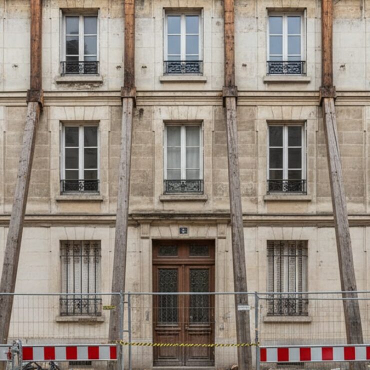 Immeuble d'habitation étayé après un arrêté de péril